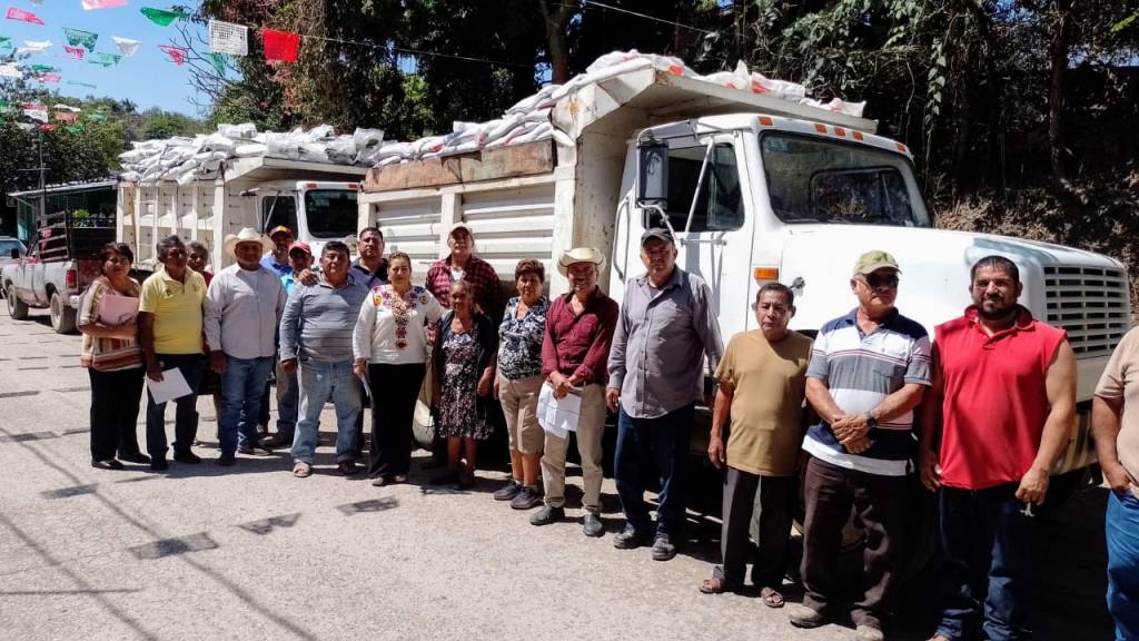 Sigue la entrega de fertilizante en comunidades de Iguala